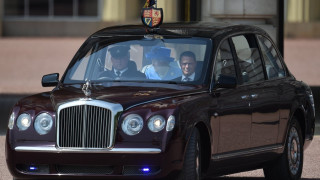 Кралицата без корона и карета за речта си в парламента