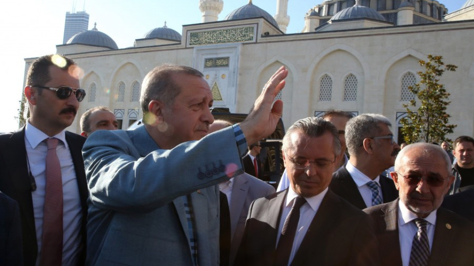 Ердоган припаднал на молитва | StandartNews.com