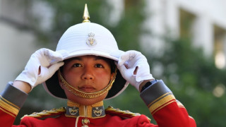 Жена ръководи смяната на караула пред Бъкингамския дворец 