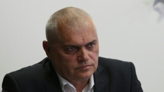 Министър Радев към полицаите: Стойте далеч от партиите