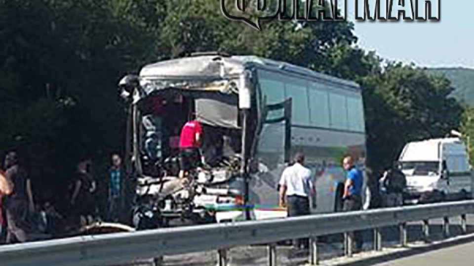 Автобуси се сблъскаха челно край Атия, има ранени | StandartNews.com