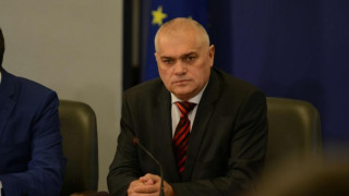 Радев обвини полицаите, че заиграват с опозицията