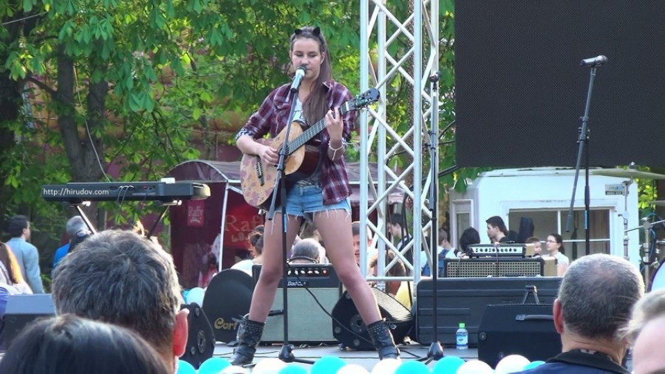 Мила Роберт представя дебютния си сингъл "Сигнал" | StandartNews.com