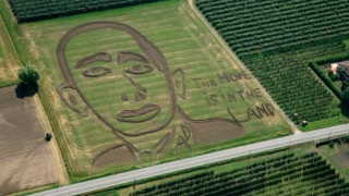 Тракторист "изрисува" Путин на полето