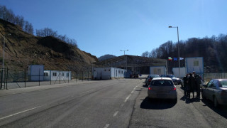 Наплив по границата за плаж в Гърция