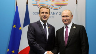 Макрон се извинява на Путин