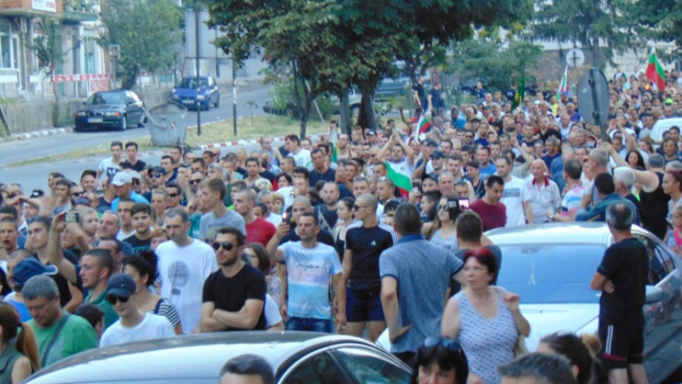 Асеновград не стихва! 15 000 на днешния протест срещу ромската престъпност | StandartNews.com