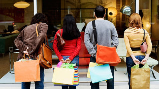 Купуваме с 19% повече дрехи