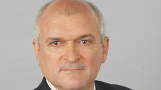 Главчев прати Гечев да учи правилника на НС