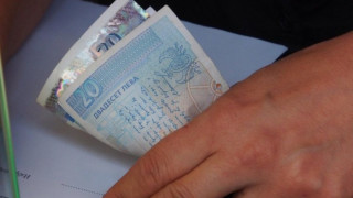 Обвиниха депутат в купуване на гласове
