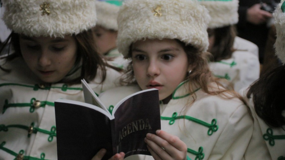 Деца влизат в килията на Дякона | StandartNews.com
