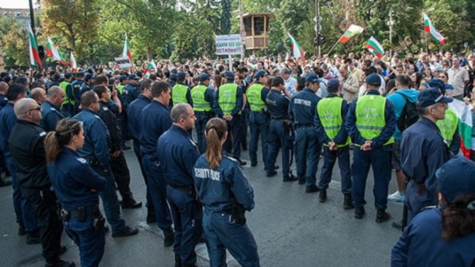 Над 30 000 полицаи в списъка за "пари срещу униформи" | StandartNews.com