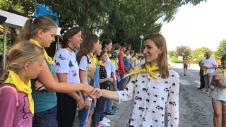 Ангелкова и посланик Макаров посетиха детски лагери край морето