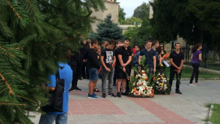 Бяла потъна в сълзи на поклонението на Алекс