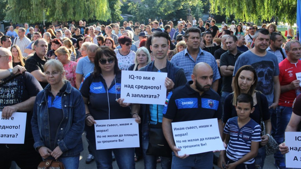 Искаме заплати, а не подаяния, обявиха полицаи в София | StandartNews.com