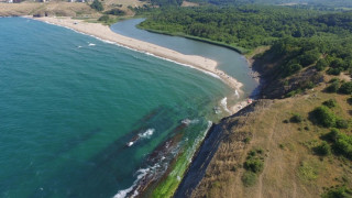 Бурното море докарало мазутните петна край Синеморец