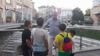 Деца изловиха Румен Радев в Пловдив