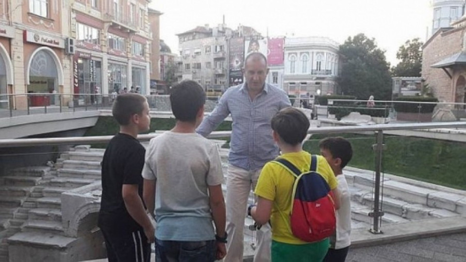 Деца изловиха Румен Радев в Пловдив | StandartNews.com