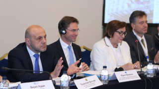 Томислав Дончев към строителите:  Правете проекти за ВиК и саниране
