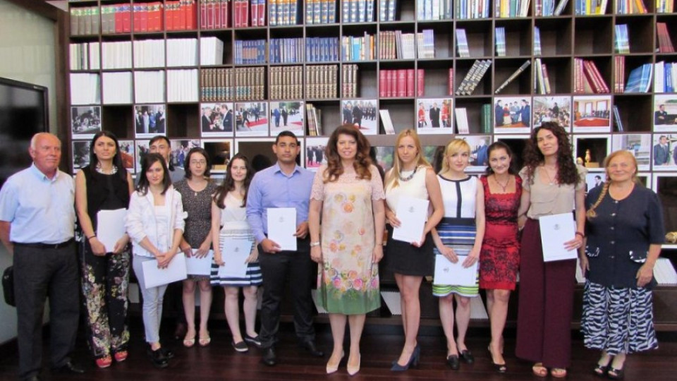 Вицепрезидентът: Надявам се младите да се реализират в България | StandartNews.com