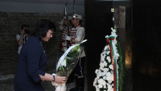 Нинова: За Вапцаров има четири свети думи -  Родина, вера, хлеб и любов