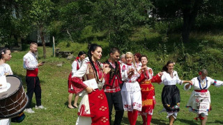 Каракачанов даде дъщеря си по носия