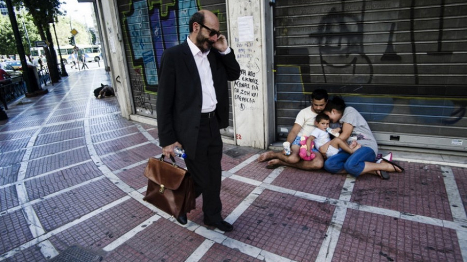 В Гърция конфискуват заплати и пенсии заради дългове | StandartNews.com