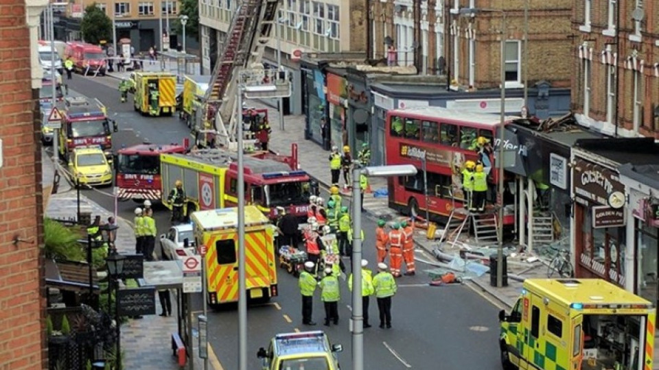 Автобус се вряза в магазин в Лондон | StandartNews.com
