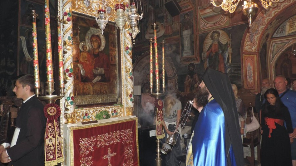 Цяла нощ бдение пред св. Богородица | StandartNews.com