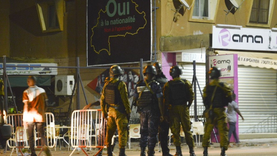 Терористи разстреляха французин, турчин  и още 16 в Буркина Фасо | StandartNews.com