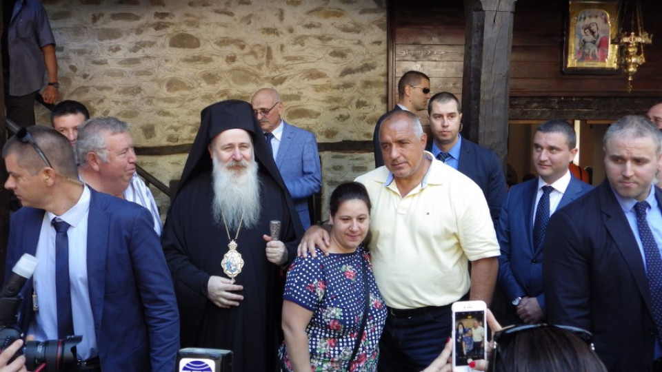 Премиерът почита Богородица в Троянски манастир | StandartNews.com