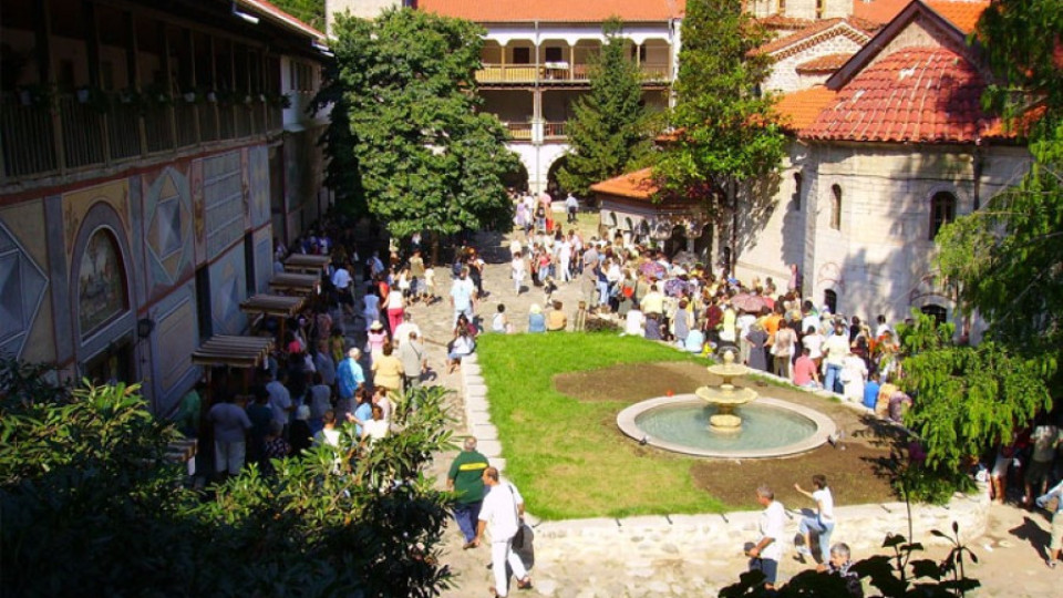 15 000 се стекоха в Бачковския манастир | StandartNews.com