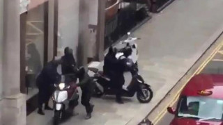 Бандити с чукове и мачетета обраха бижутерия в Лондон