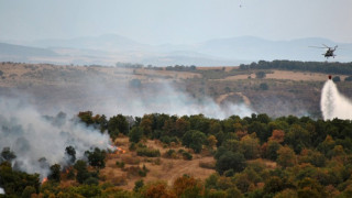 Военни помагат на пожарникарите в Хасковско