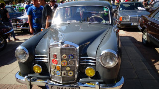 Дупница на опашка за селфи с Мерцедес от 1953 г.