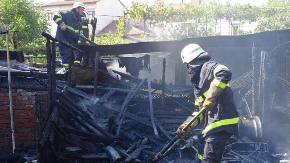 Пожар изпепели имоти в Благоевград | StandartNews.com