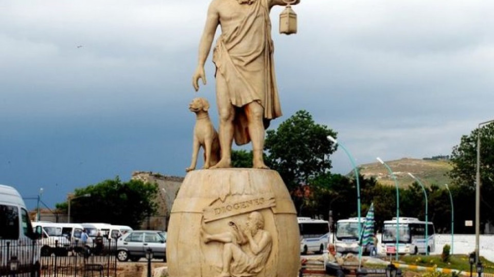 Искат да махнат статуята на Диоген от родното му място | StandartNews.com