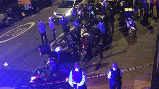 В центъра на Лондон неизвестен мъж с нож атакува полицаи