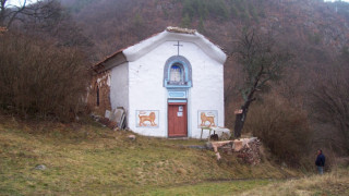 НИМ придобива старинна църква