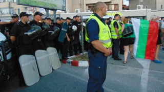 Само 150 човека на поредния протест в Асеновград