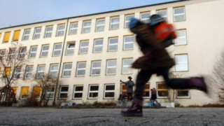 200 000 настоящи и бъдещи ученици в неизвестност