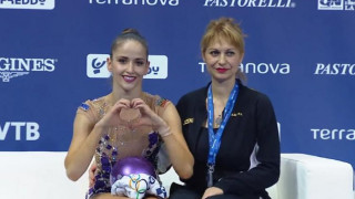 Невяна с бронз на топка