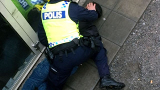 Наръгаха полицай във врата насред Стокхолм