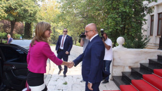 Захариева обеща рамо на Черна гора за ЕС