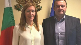 Сливница поска рамо от Анкелкова  в рекламата