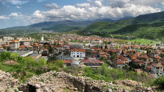 Мъж уби жена си с нож в Пещера и избяга