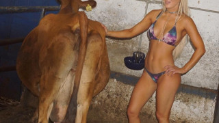 Съпругата на кечиста Русев дои крава на село