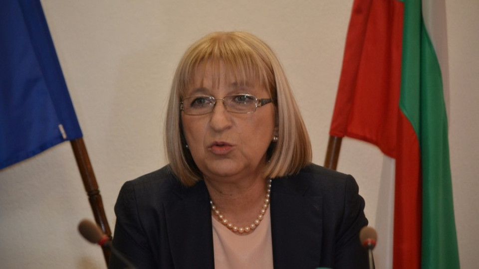 Цецка Цачева: Лазар Влайков няма гръб в ГЕРБ | StandartNews.com
