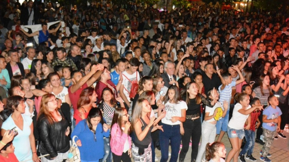  Над 15 000 празнуваха в Симитли | StandartNews.com