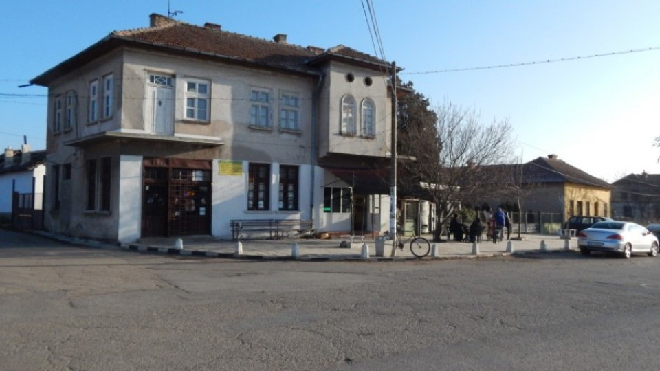 Пиян свали националното знаме от кметство | StandartNews.com